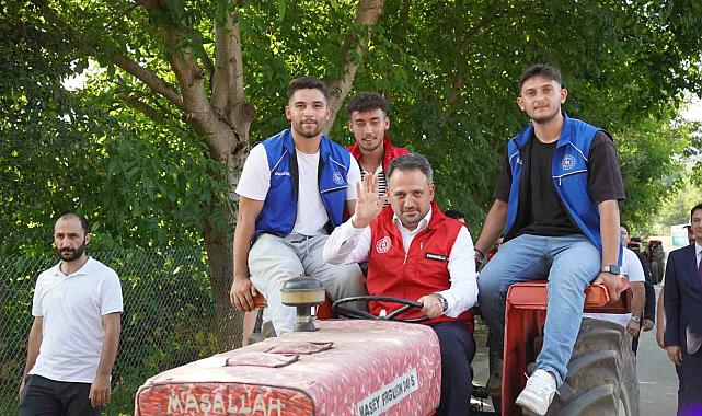 Bakan Yardımcısı Eminoğlu traktörle tarlaya gidip, gençlerle hasat yaptı