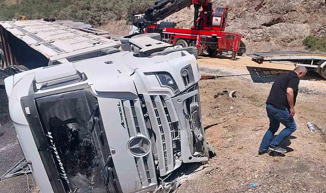 Bolu Mudurnu'da Kontrolden Çıkan Tır Devrildi: Kömür Yola Saçıldı, Sürücü Sağ Kaldı
