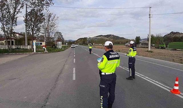 Bolu'da trafik denetimlerinde 2 bin 233 araç ve sürücüye toplam 6,9 milyon lira ceza uygulandı.
