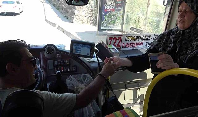 Gölcük'te gönlünü kazanan otobüs şöforü: yolculara ücretsiz su, şeker ve çikolata ikramı