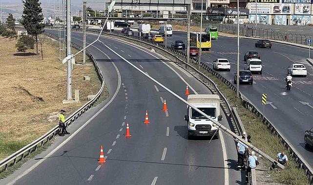 Büyükçekmece'de şiddetli rüzgardan aydınlatma direği yan yattı, E-5 trafiğe kapatıldı