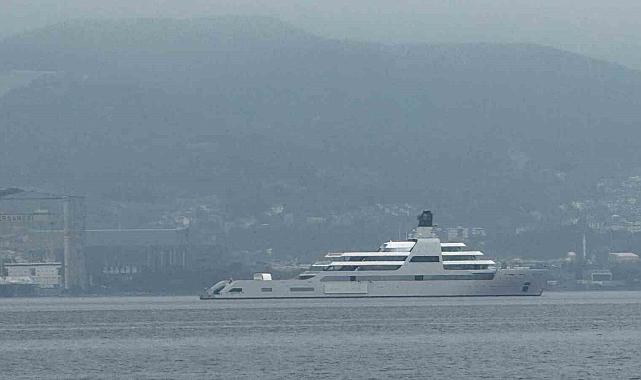 Dünyanın en büyükleri arasında, İzmit Körfezi'ne demir attı