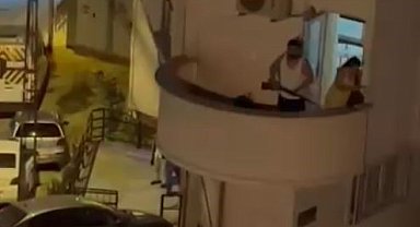 Esenyurt'ta balkona iç çamaşırı ile çıkınca komşuları uyardı: 'Mahalle erkek görsün' diyerek tüfekle etrafa tehditler savurdu