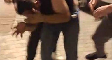 Esenyurt'ta şüpheli hareketleriyle kadınları taciz eden şahsı mahalleli önce darp etti, daha sonra polise teslim etti