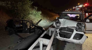 Eyüpsultan'da 2 araç çarpıştı: 1'i ağır 2 kişi ağır yaralı