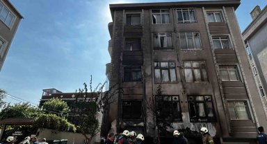 Fatih'te ilaç deposu alevlere teslim oldu