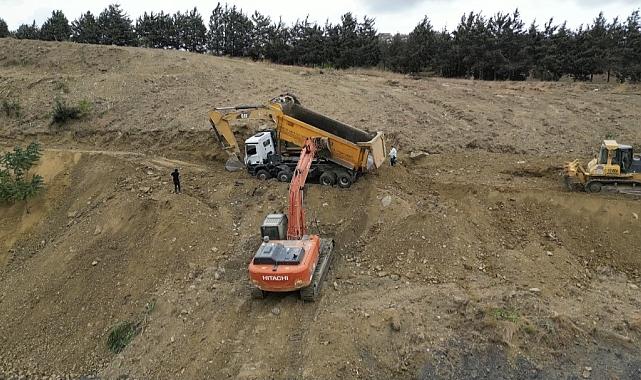 Gaziosmanpaşa'da toprak kayması sonucu hafriyat kamyonu devrildi
