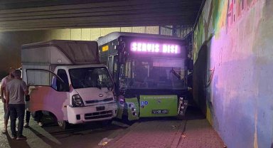 Halk otobüsü ile kamyonet çarpıştı: 2 yaralı