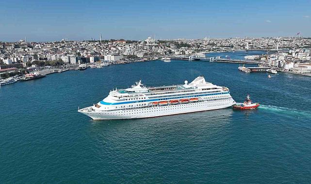 İstanbul'a Rusların dev yolcu gemisi geldi