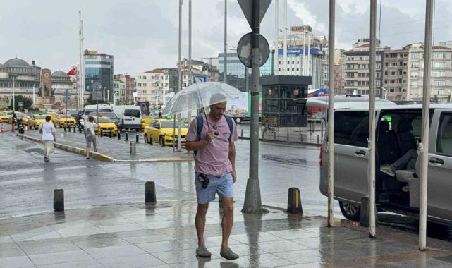 İstanbul'da yağmur etkili oldu: Taksim Meydanı ve çevresinde bazı vatandaşlar şemsiye açtı