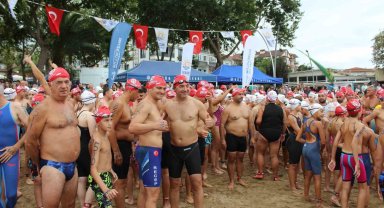 İzmit Körfezi'nde nefesler tutuldu: 343 kişi aynı anda 2 bin 600 metre kulaç attı