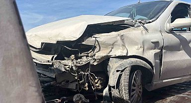Kocaeli'de bariyerlere çarpan otomobildeki 4 kişi yaralandı