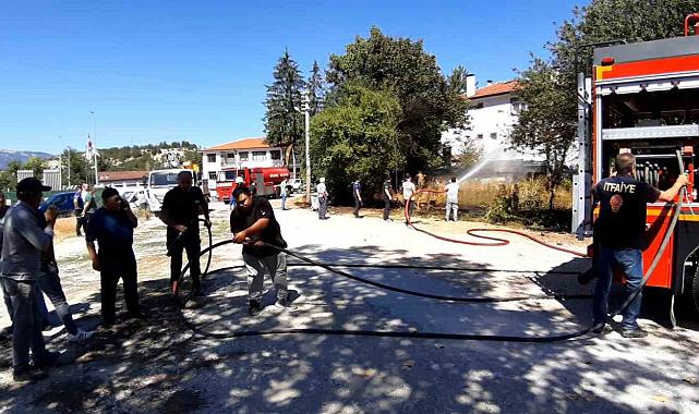 Kopan elektrik telleri yangın çıkarttı