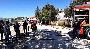 Kopan elektrik telleri yangın çıkarttı