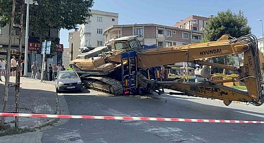 Küçükçekmece'de tırdan düşen iş makinesi araca çarptı
