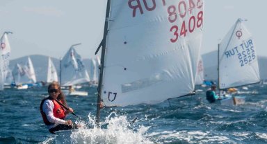 Olympos Regatta'da genç yelkenciler dalgalara meydan okudu