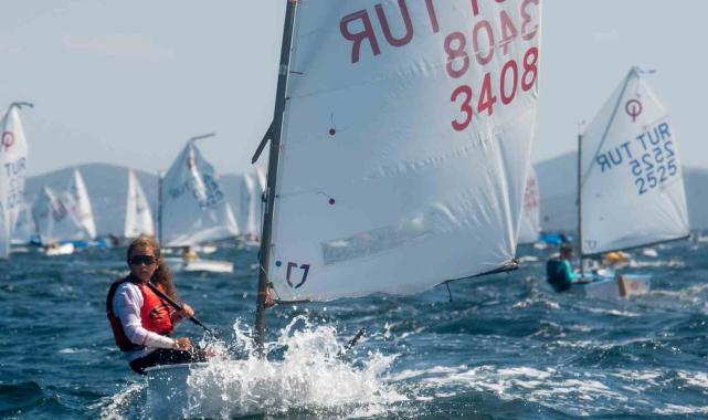 Olympos Regatta'da genç yelkenciler dalgalara meydan okudu