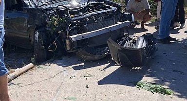 Önce aydınlatma direğine, sonra ağaca çarptı: 2 yaralı
