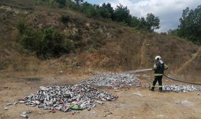 Ormana bırakılan yüzlerce sprey kutusu paniğe sebep oldu
