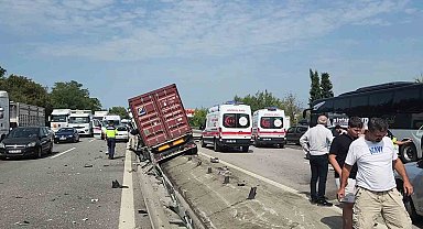 Otoyolda tırın yerinden söktüğü bariyer parçaları yola savruldu