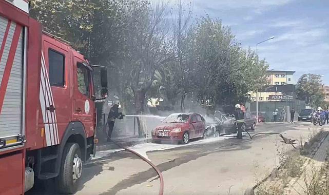 Park halindeki iki otomobil alev alev yandı