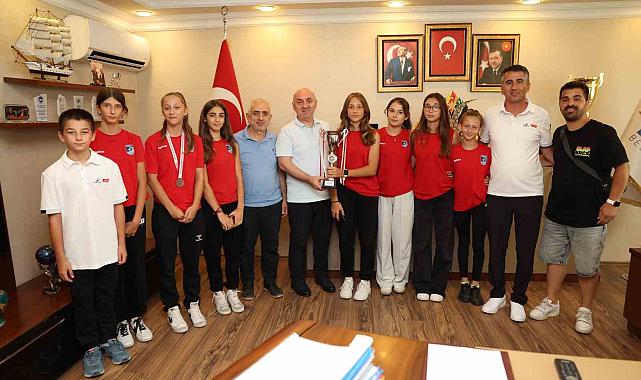 Şampiyon Darıca sporcular kupalara ambargo koydu