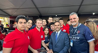 Sanayi ve Teknoloji Bakanı Kacır, TEKNOFEST'te Cağaloğlu Anadolu Lisesi'nin İnsansız Su Altı Takımını ziyaret etti