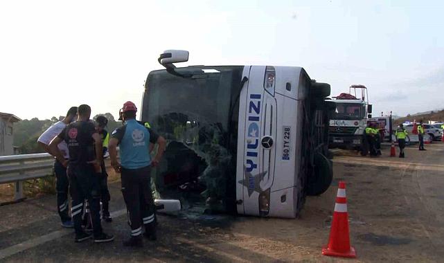 Sancaktepe'de 3 kişinin hayatını kaybettiği kaza sonrası yolcu otobüsü olay yerinden kaldırıldı