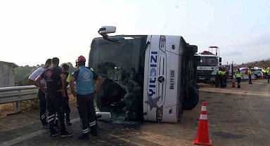 Sancaktepe'de 3 kişinin hayatını kaybettiği kaza sonrası yolcu otobüsü olay yerinden kaldırıldı