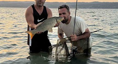 Sapanca Gölü'nde 13 kilo sazan yakaladı: Öpüp suya geri saldı