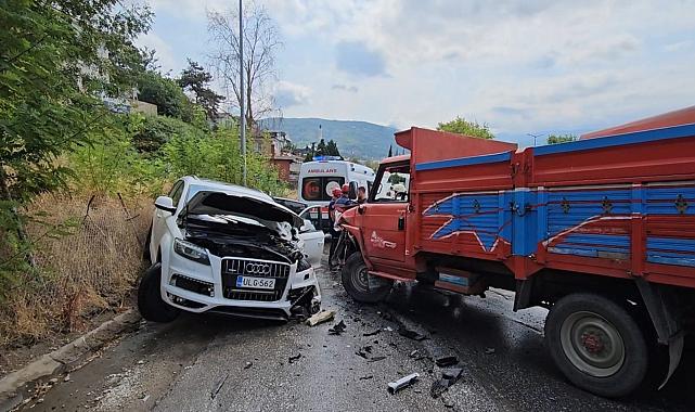 Sapanca'da Kamyonet ve Cip Çarpıştı: 5 Yaralı