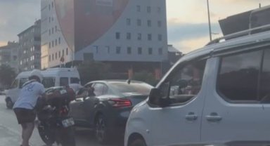 Şişli'de kazanın ardından sürücü diğer aracın sürücüsüne saldırdı: O anlar kamerada