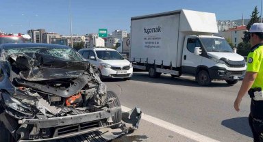 Sultanbeyli'de tıra çarpan Tesla hurdaya döndü