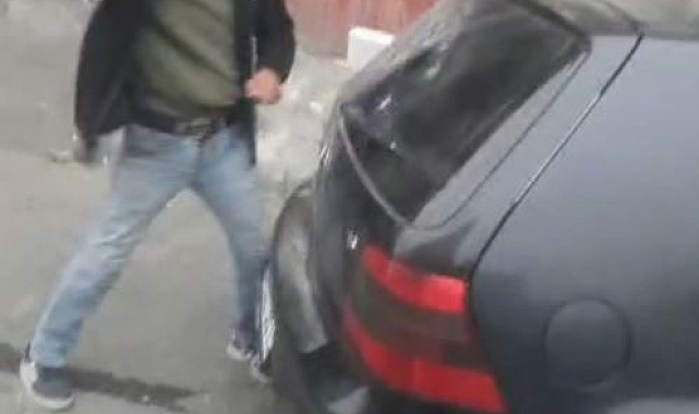 Alkollü şahıs hakaretler yağdırdığı esnafın aracına zarar verdi
