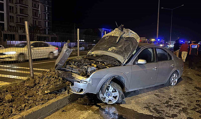 Alkollü sürücü elektrik direğine çarptı: 1 yaralı