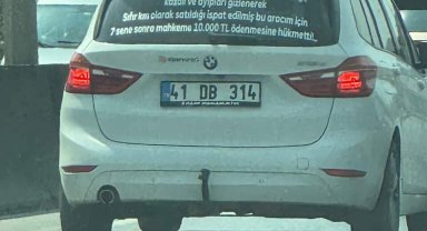 Arabasının arkasına yazdığı yazıyı gören dönüp bir daha bakıyor