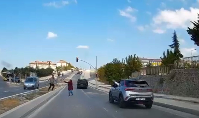 Arnavutköy'de trafikte taşlı saldırı kamerada