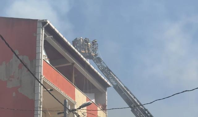 Avcılar'da bir binanın çatısında çıkan yangın 3 binaya sıçradı