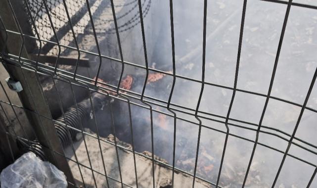Bayrampaşa Metris Cezaevi'nin yanındaki otluk alanda korkutan yangın