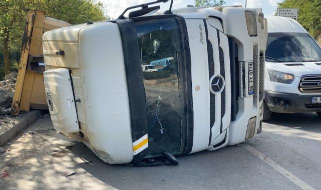 Beykoz'da hafriyat kamyonu devrildi: 1 yaralı
