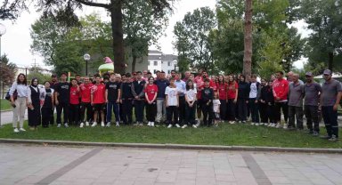 Düzcesporlu futbolcular ve öğrenciler parkı temizlediler