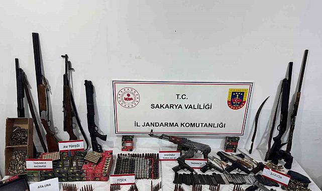 Ev değil cephanelik: Uzun namlulu silahlar, tabancalar, binlerce mermi ele geçirildi