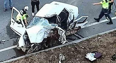 Hafif ticari araç ile çarpışan otomobil hurdaya döndü: 1 ölü, 3 yaralı