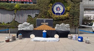 İstanbul'da ele geçirilen uyuşturucu emniyette sergilendi