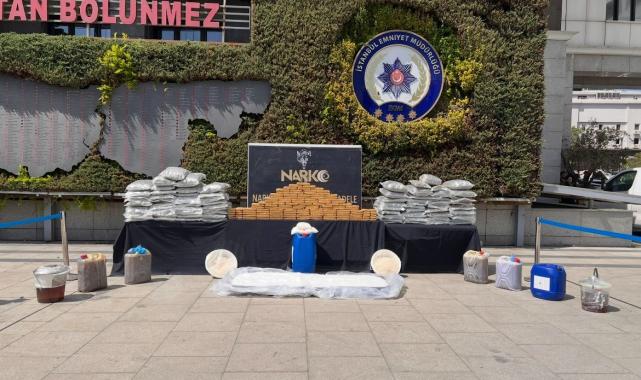 İstanbul'da ele geçirilen uyuşturucu emniyette sergilendi