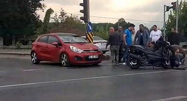 Kırmızı ışıkta geçtiği ileri sürülen motosiklet başka bir motosikletle çarpıştı: 1 yaralı