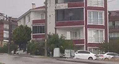 Kocaeli'de sağanak: Yıldırım evin çatısına düştü