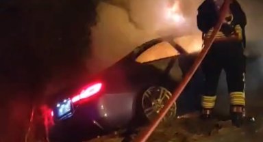 Kontrolden çıkan lüks araç ağaçlara çarparak alev alev yandı