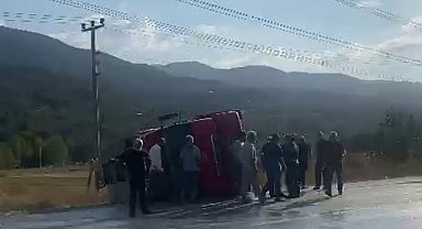 Kontrolden çıkan süt tankeri yan yattı: 3 yaralı