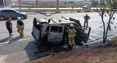 Kurtköy'de hafif ticari araç alev alev yandı